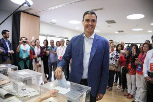 Pedro Sánchez voting