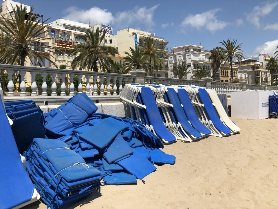 Beach sun beds