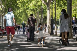 People wearing face masks and walking in Barcelona