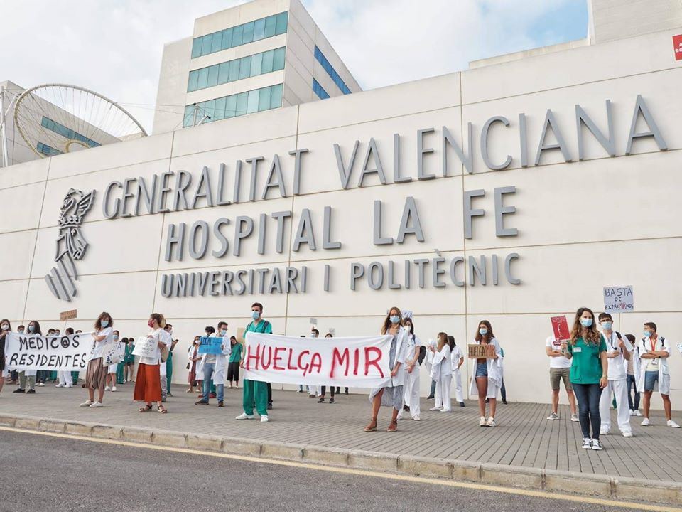 MIR strike outside Valencia Hospital La Fe
