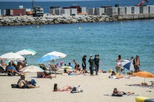 Barcelona City Council 'beach helpers' 