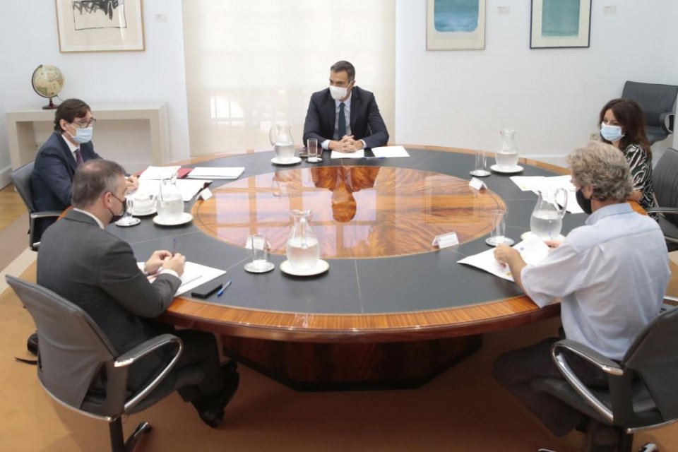 Spanish Prime Minister Pedro Sánchez and Health Minister Salvador Illa