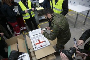 Personnel working on the distribution of the first batches of vaccines that arrived in Spain on 26 December 2020. (Pool Moncloa / JM Cuadrado)