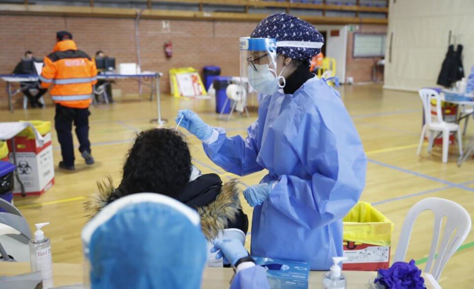 Antigen tests being carried out in La Dehesa de Navalcarbón sports centre in Las Rozas, Madrid, on 5 December 2020. (Comunidad.Madrid)