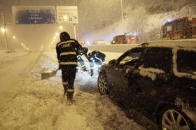 Personnel from Spain's Unidad Militar de Emergencias (UME) helping to dig out drivers trapped in the snow