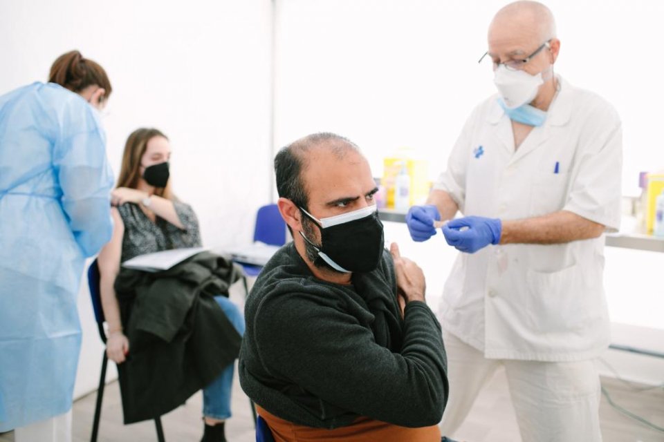 Teachers and education staff, aged up to 55, have started to receive the AstraZeneca vaccine this week in Barcelona