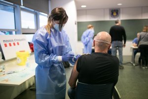 A Covid-19 vaccination jab being administered to an agent of the Catalan police