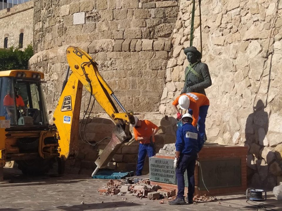 Workmen removing the Franco statue in Melilla