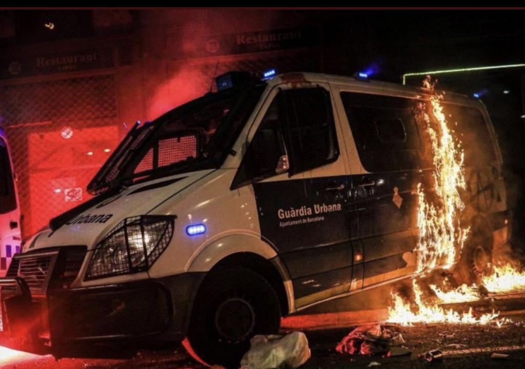 The Guàrdia Urbana police van on fire