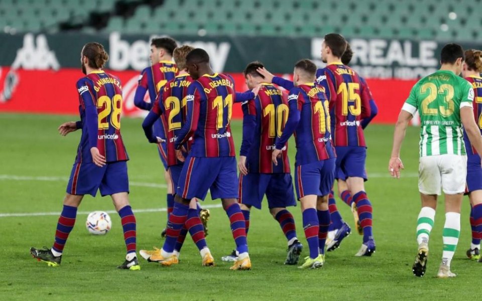 Barça players congratulating Messi