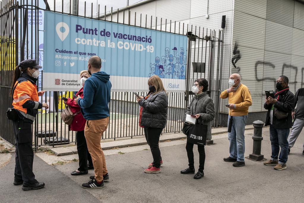 Citizens queuing for vaccinations at Barcelona's exhibition centre
