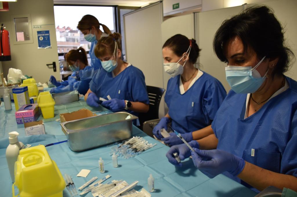 Health workers preparing vaccination jabs in Catalonia