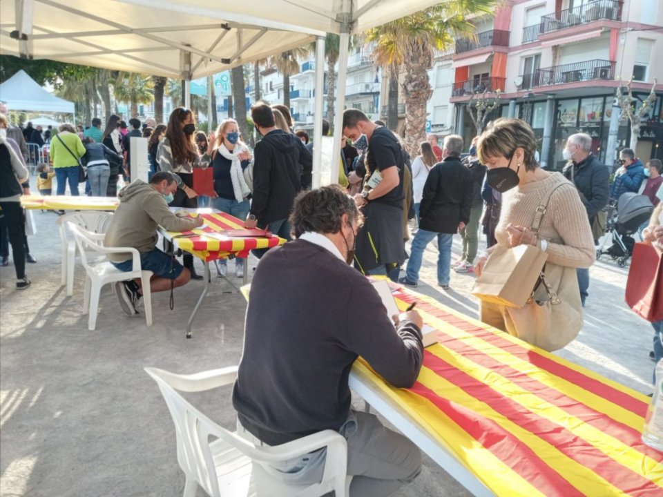 Local authors signing books in Sitges on Friday 23 April. (L'Eco)