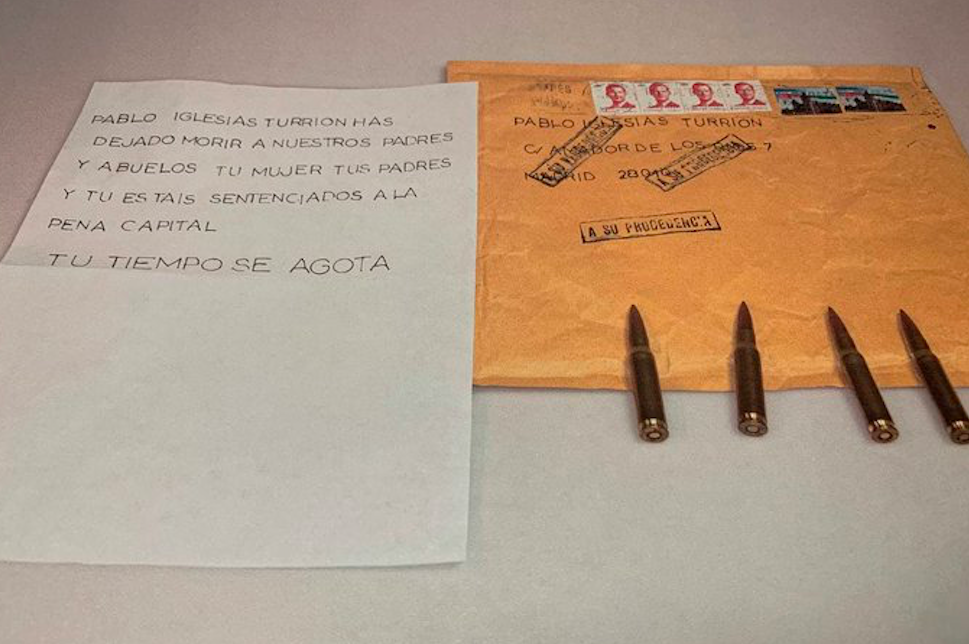 Image of the letter received and tweeted by Pablo Iglesias, containing a death threat and four bullets.
