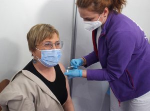 Ana Barceló receiving a jab of the AstraZeneca vaccine