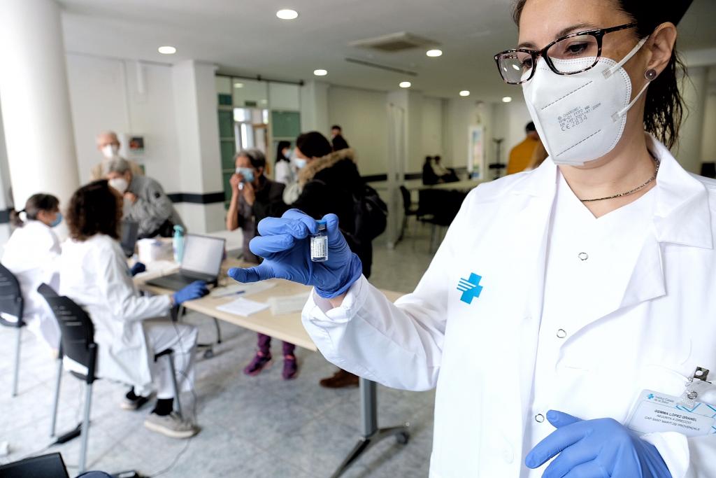 Health workers in Catalonia preparing to administer the one-dose Janssen vaccine