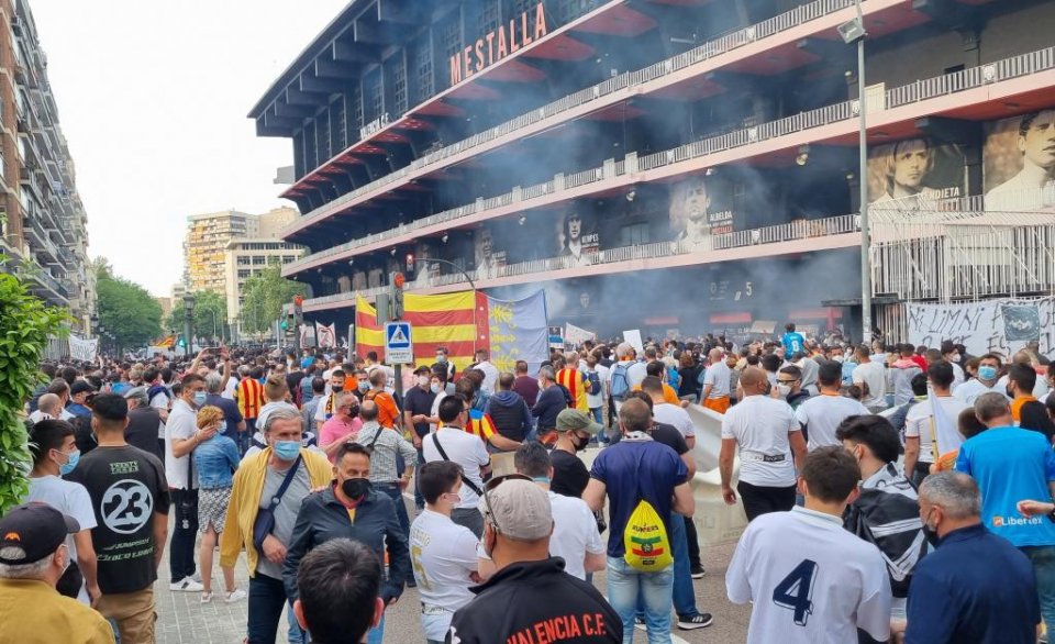 Fans protesting outside the Mestalla stadium in Valencia. (Juan Ignacio Alfonso)