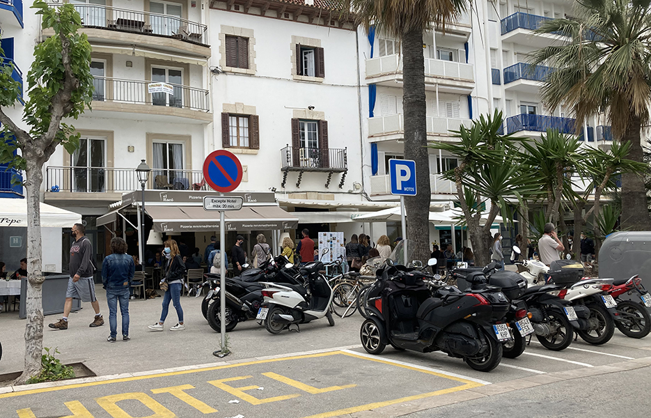 Queues for tables at lunchtime on Sunday on La Ribera seafront in Sitges.