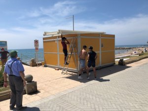The chiringuito being erected on Sitges promenade