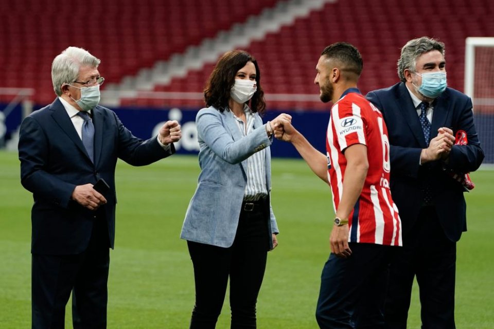 President of the Madrid regional government, Isabel Díaz Ayuso, congratulating La Liga champions Atlético Madrid at the Wanda Metropolitano stadium on 23 May 2021, alongside club president Enrique Cerezo (left) and Culture Minister José Manuel Rodríguez Uribes.
