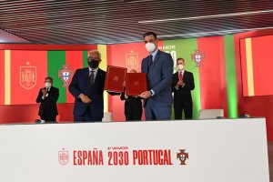 Spanish PM Pedro Sánchez and his Portuguese counterpart, Antonio Costa, sign the agreement to jointly bid to host the World Cup in 2030.