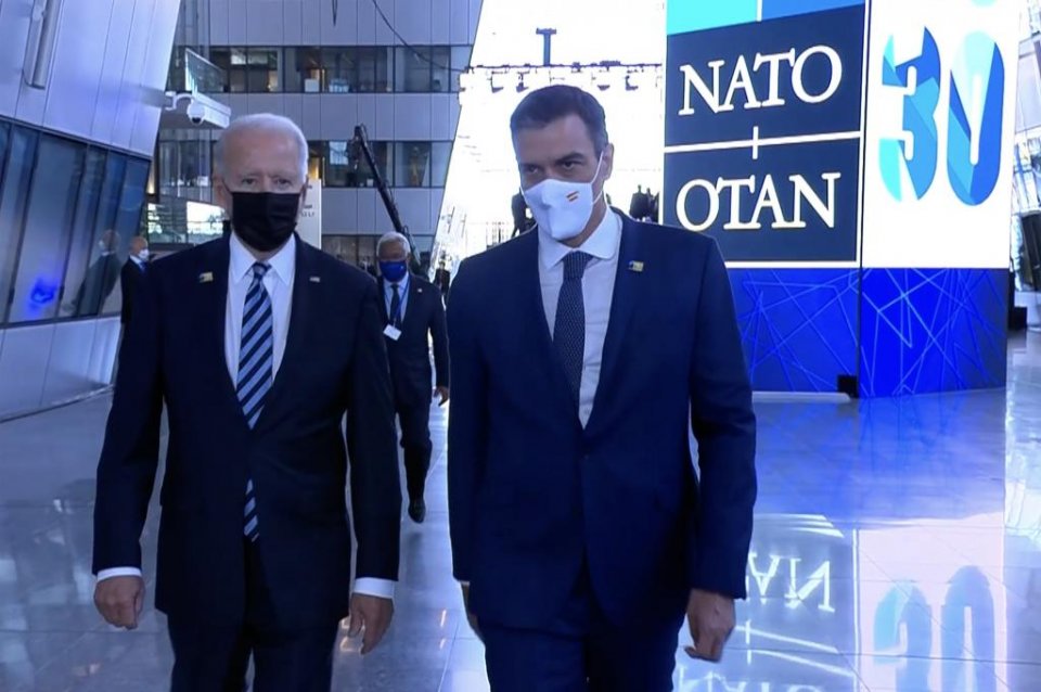 Spanish PM Pedro Sánchez with US President Joe Biden at the NATO summit