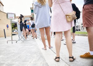 Groups of young people queuing up on 7 July at the CAP in Sitges