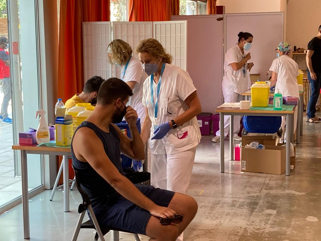 Vaccinations being administered in Catalonia.