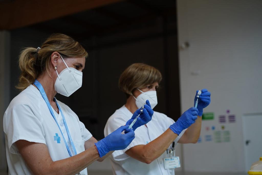 Health workers preparing vaccination jabs in Catalonia. (ICS Catalunya