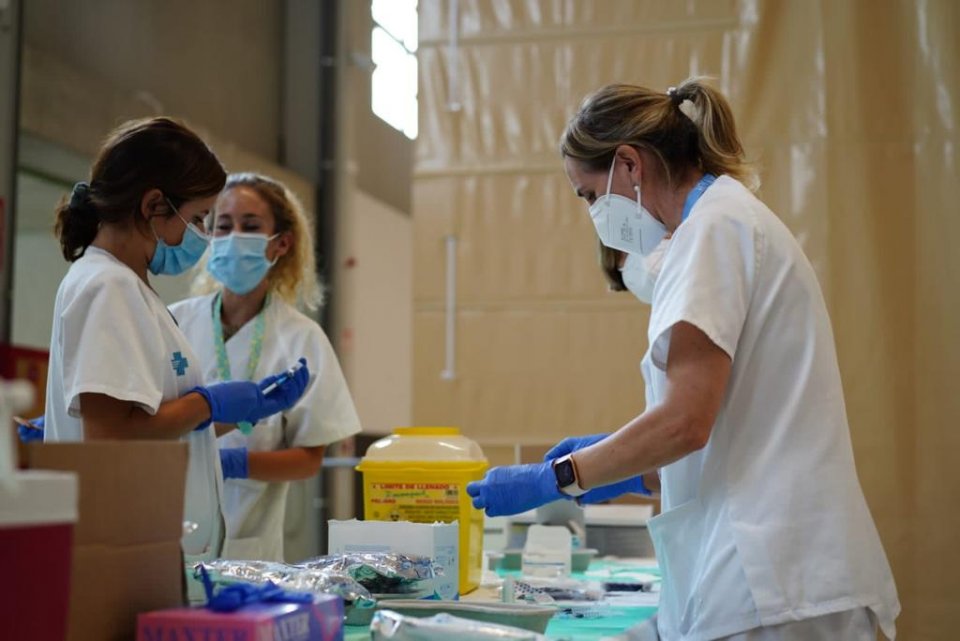 Health workers preparing vaccination jabs in Catalonia. (ICS Catalunya Central)