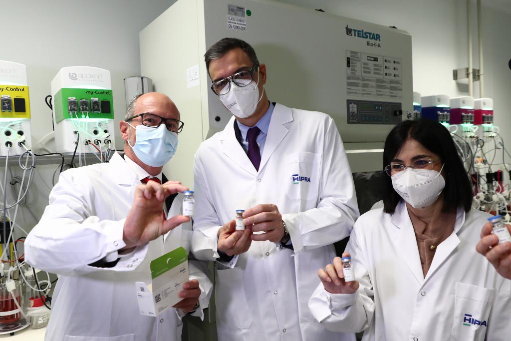 Prime Minister Pedro Sánchez and Health Minister Carolina Darias on a visit to HIPRA in Amer (Girona) in April.