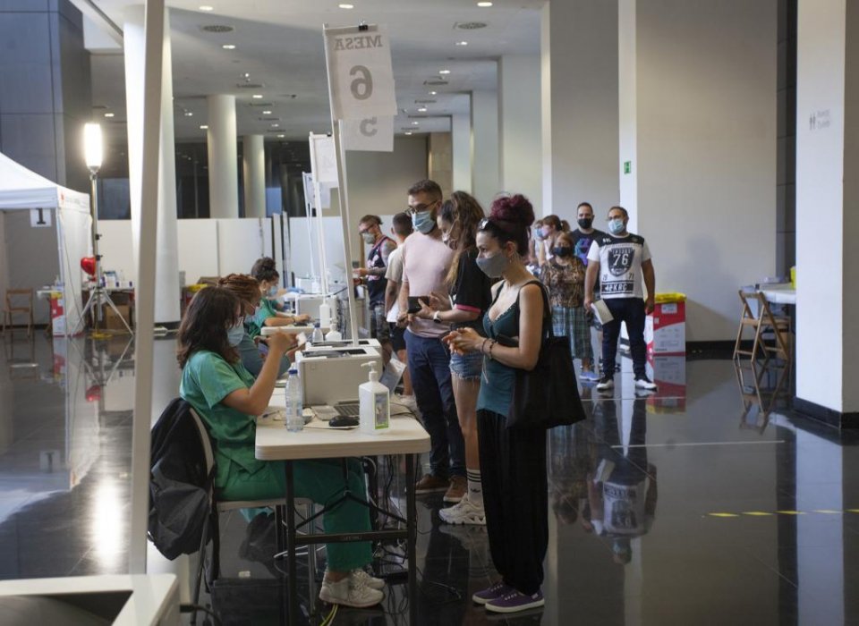 Citizens arriving for vaccinations in La Rioja region during August. (LaRioja.org)