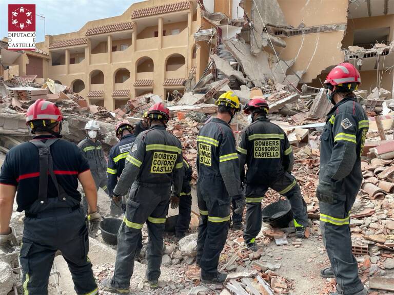 Emergency services at the scene of the collapsed building in Peñiscola. (Diputació de Castelló)