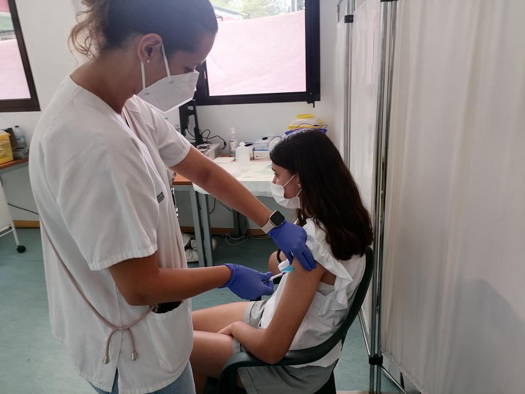 Sofia Alfonso Dolan receiving a vaccination jab on 11 August in L'Eliana.