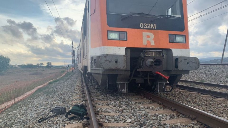 The derailed train, between El Prat and Viladecans.