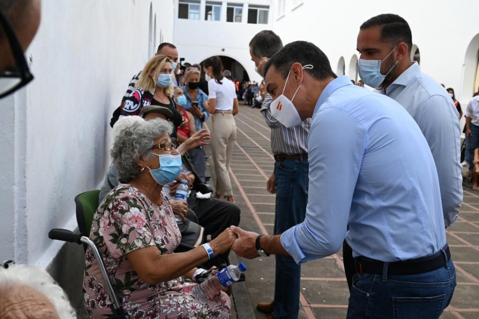 Spanish PM Pedro Sánchez meeting residents in Las Palma