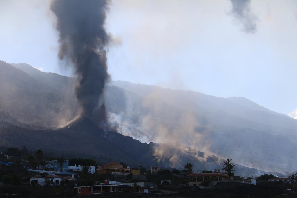Image of the volcano still erupting captured by Involcan on 25 September 2021. (Twitter / @involucan)