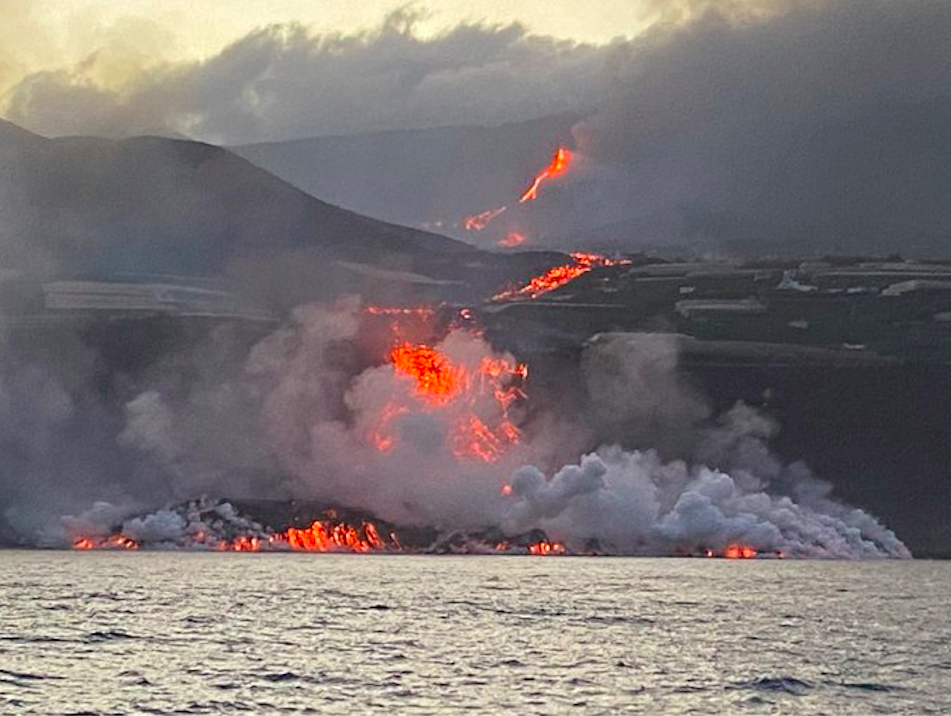 Image tweeted by Volcano IEO of the lava reaching the sea
