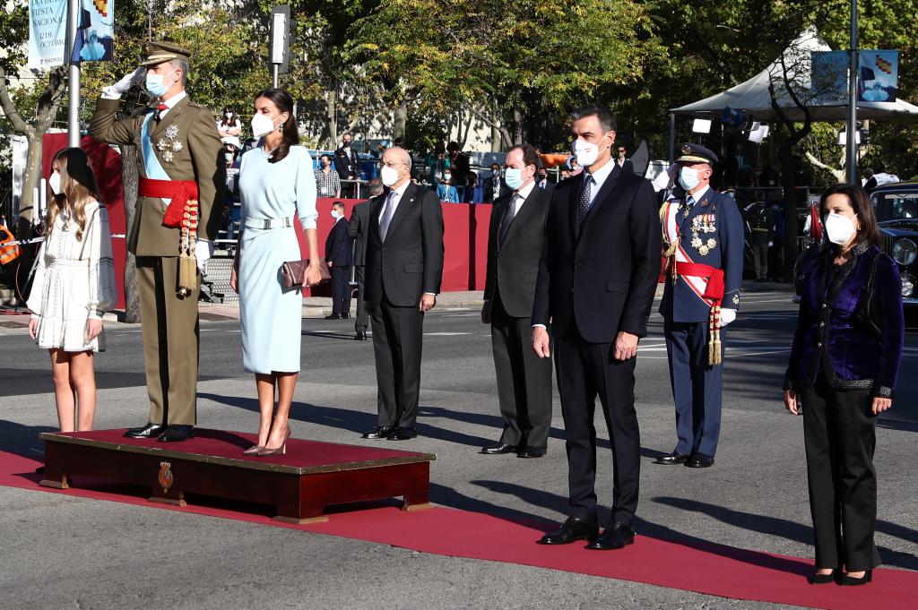 Spanish PM Pedro Sanchez standing alongside Felipe VI and Letizia in Madrid