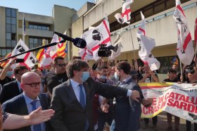 Carles Puigdemont arriving at the court in Sardinia with his lawyers