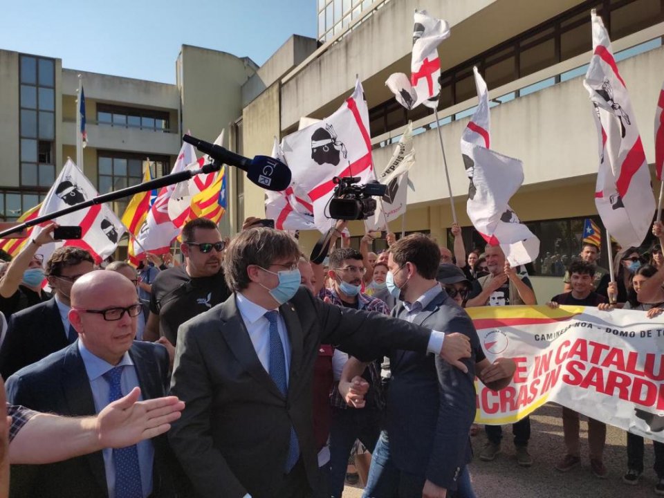 Carles Puigdemont arriving at the court in Sardinia with his lawyers