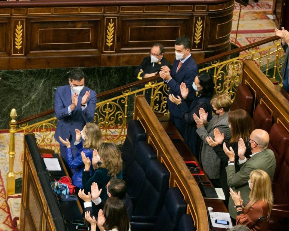 Spanish PM Pedro Sánchez applauding