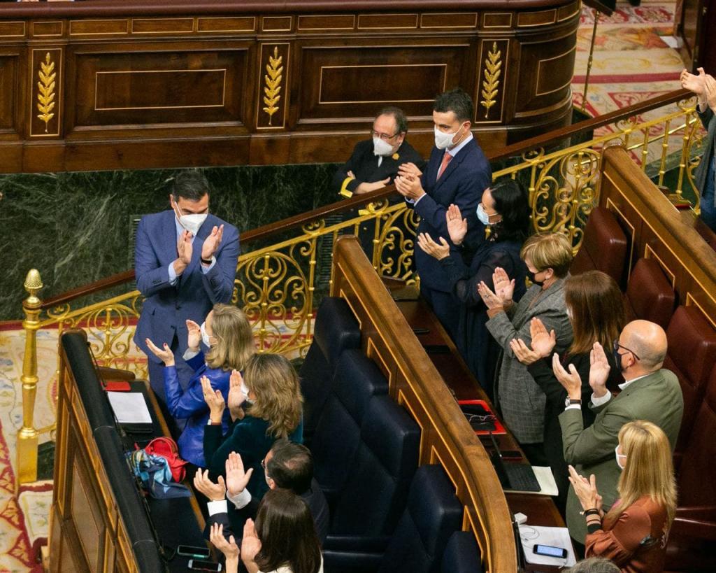 Spanish PM Pedro Sánchez applauding