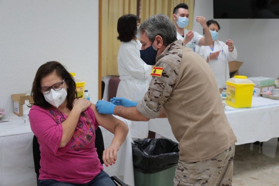 Spanish military personnel carrying out vaccination duties