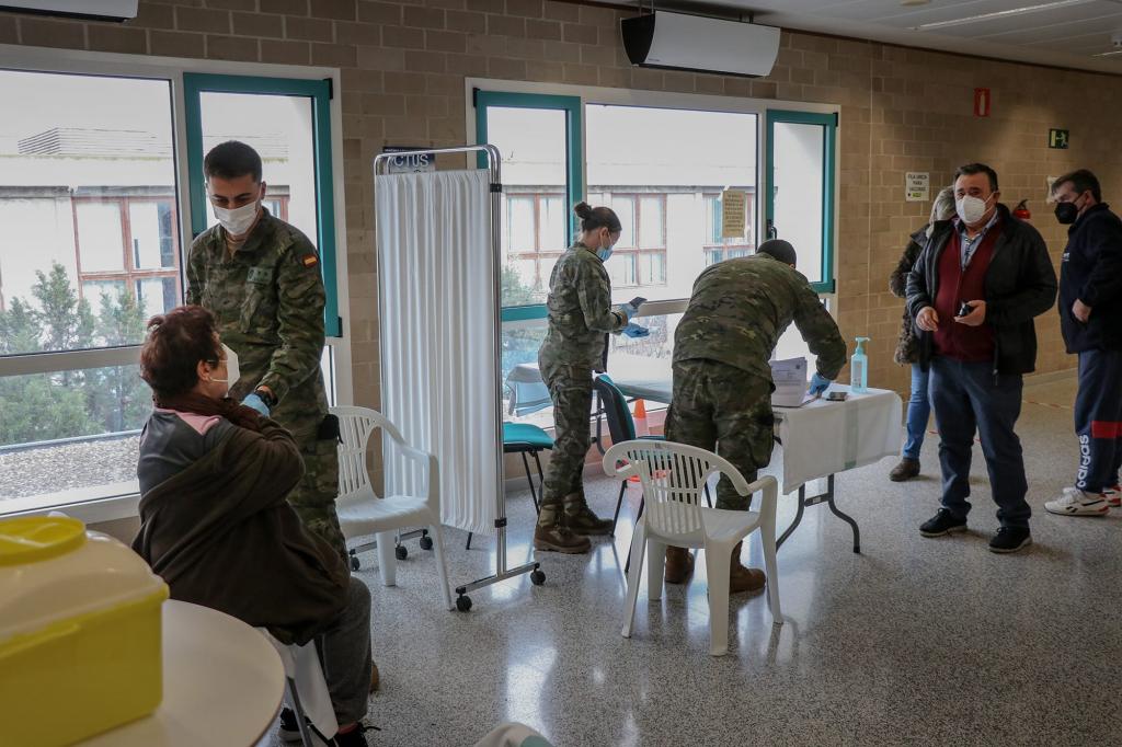 Spanish military personnel carrying out vaccination duties