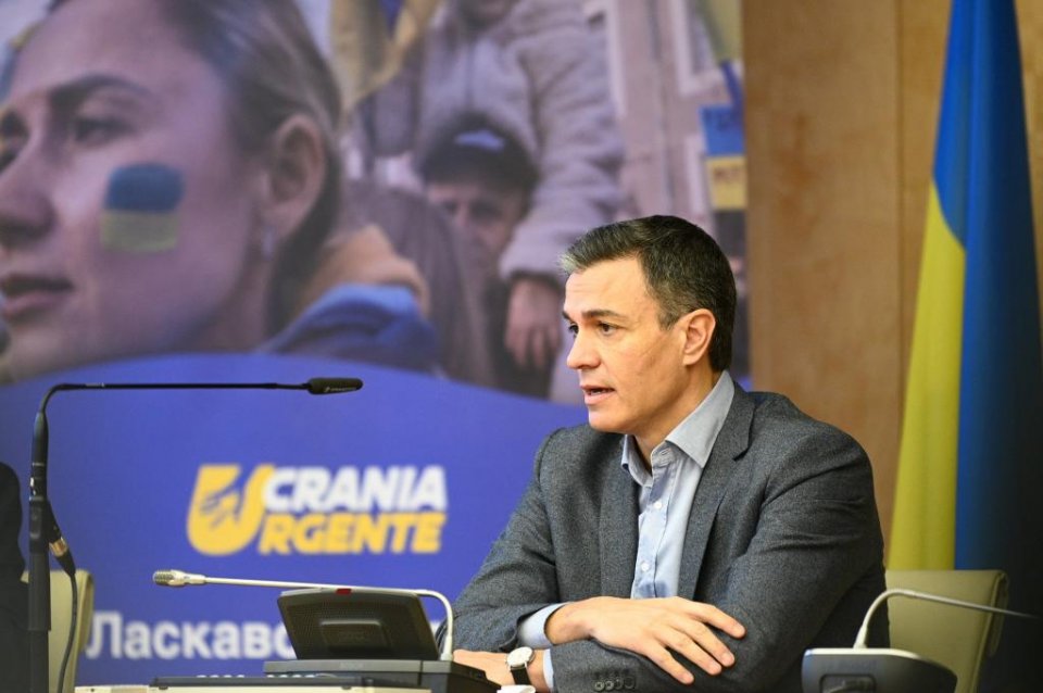 Spanish PM Pedro Sánchez speaking at a Ukrainian refugee reception centre