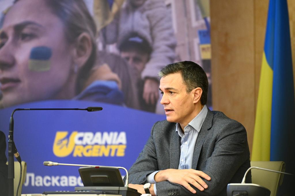 Spanish PM Pedro Sánchez speaking at a Ukrainian refugee reception centre