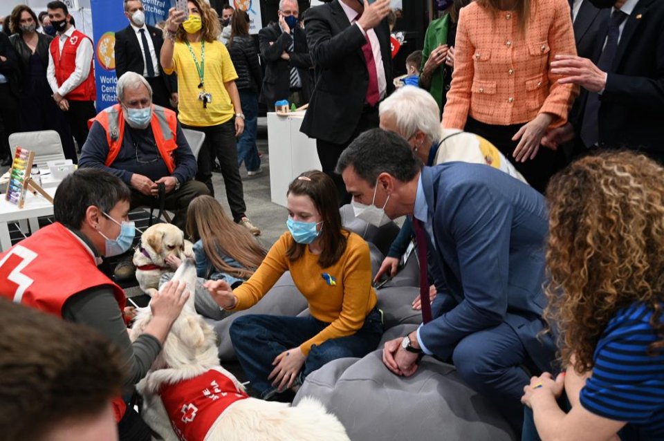 Pedro Sánchez visiting the Ukrainian refugee reception centre in Barcelona
