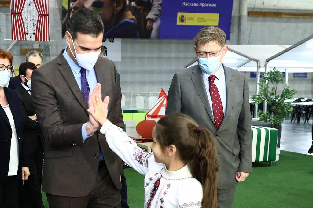 Pedro Sánchez greeting a Ukrainian child