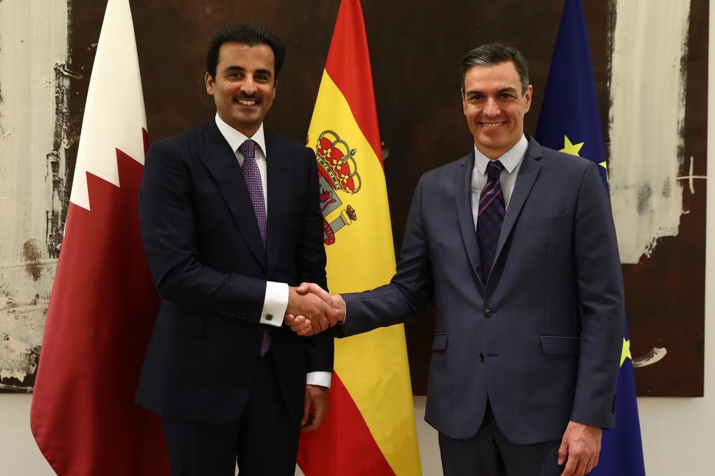 Spanish PM Pedro Sánchez with Qatar’s emir, Shekih Tamim bin Hamad Al-Thani.